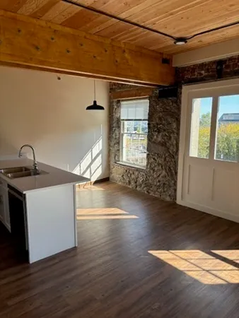 $1,975 | 19 Commercial Street, Unit 306, New Bedford, MA 02740