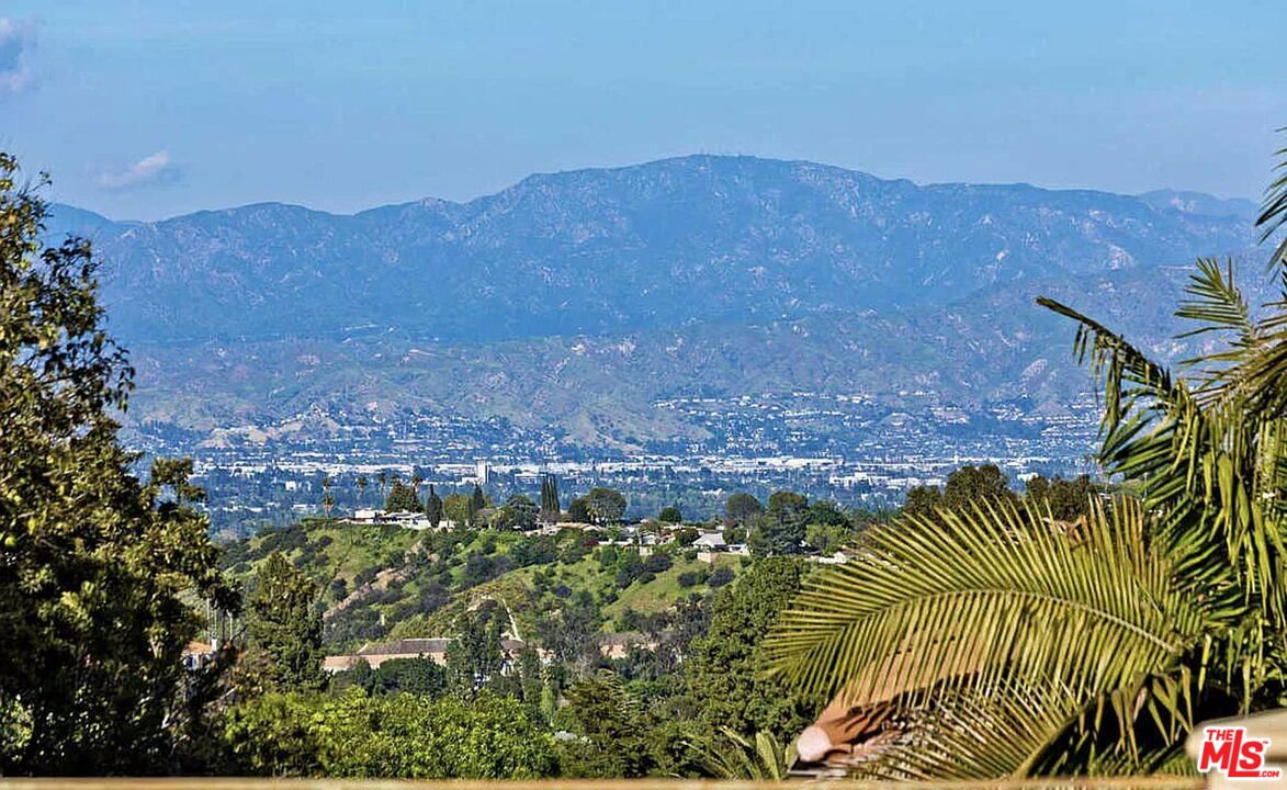 3441 White Rose Way Encino, CA 91436 - Photo 20 of 22 a view of a backyard with plants