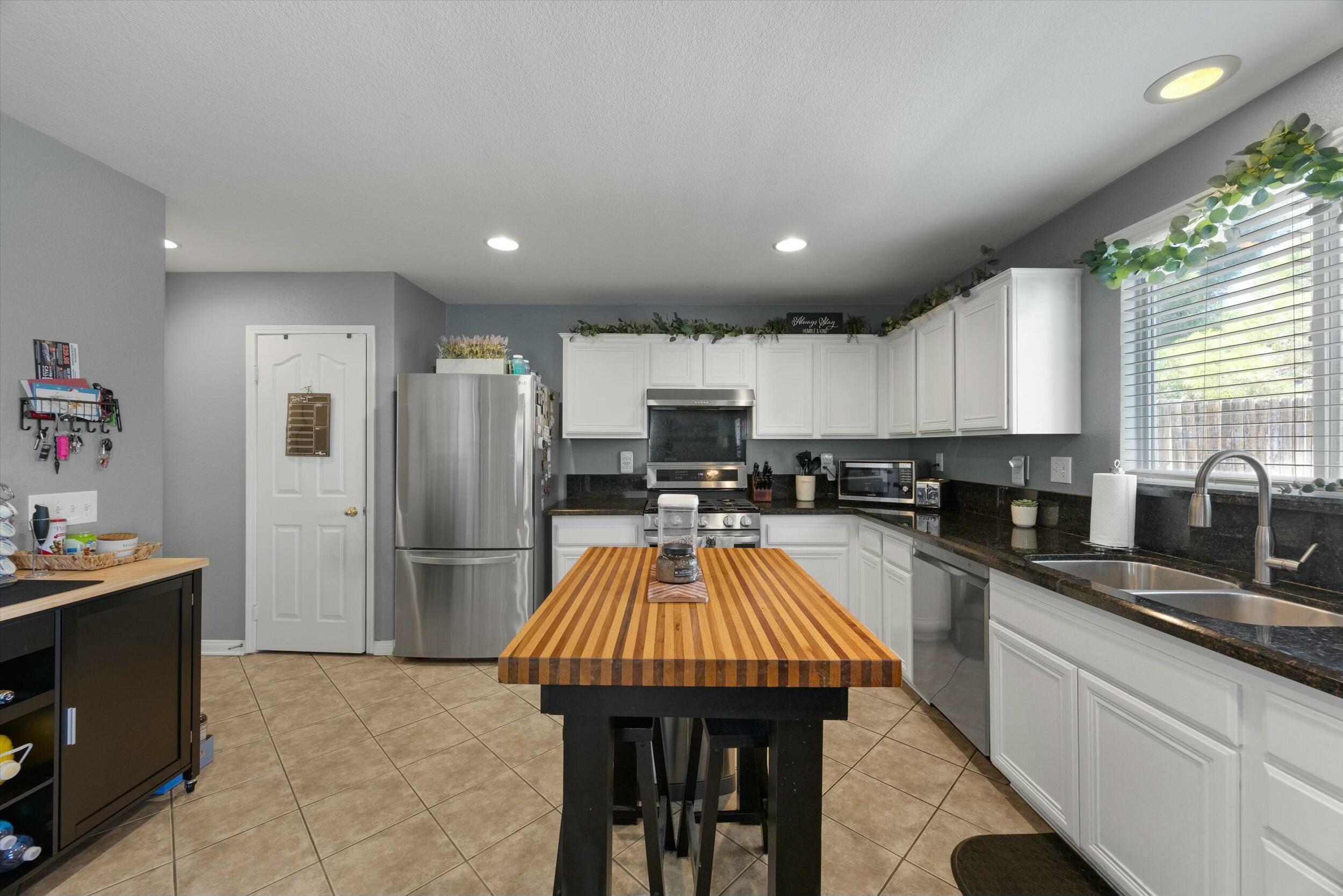 137 Asusena Drive Palmdale, CA 93550 - Photo 13 of 42 tempImageUrvAQn