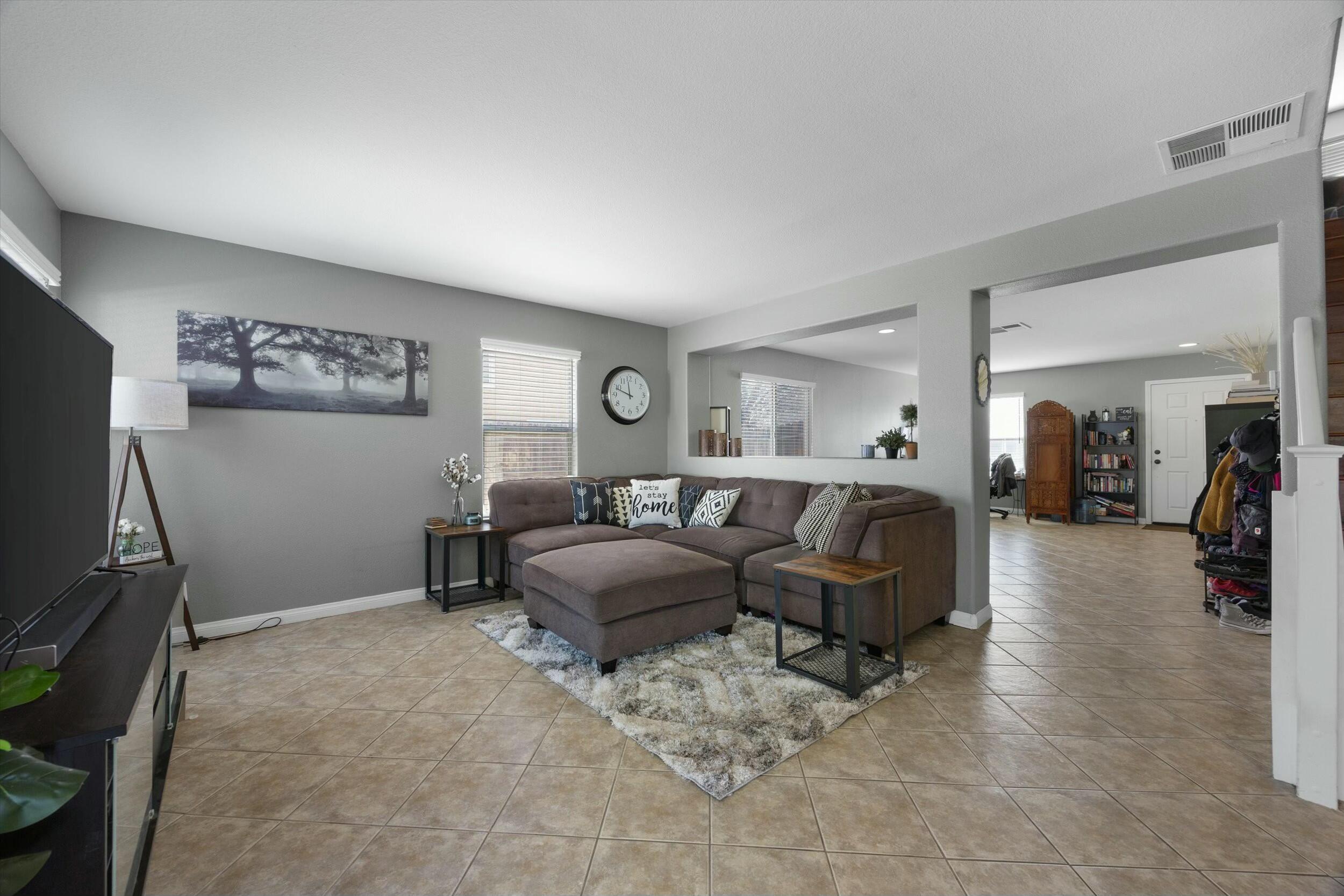 137 Asusena Drive Palmdale, CA 93550 - Photo 4 of 42 tempImageA0ST9d