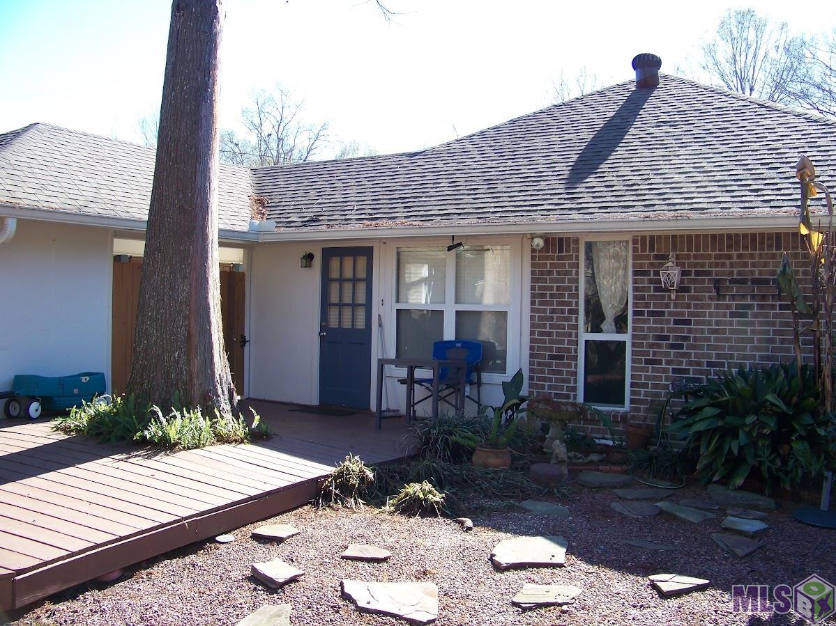 8525 Barnett Drive Baton Rouge, LA 70809 - Photo 15 of 29 Rear of Home with Deck