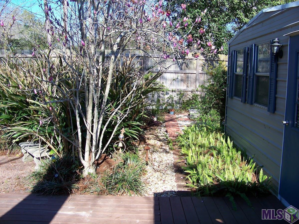 8525 Barnett Drive Baton Rouge, LA 70809 - Photo 19 of 29 Walkway to Garden