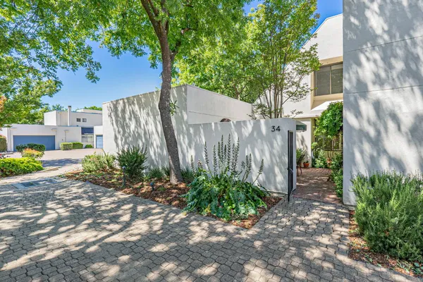 a view of a pathway of a house with wooden fence