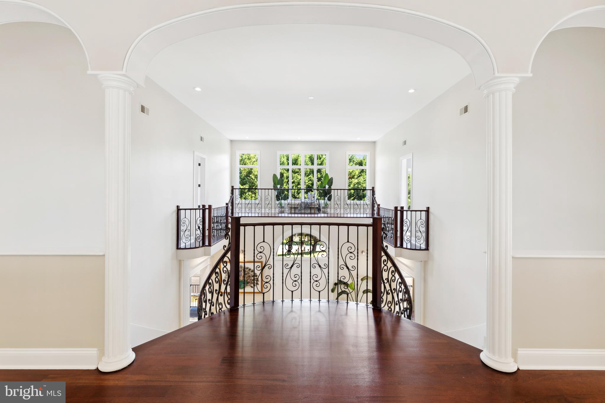 8810 Brickyard Road Potomac, MD 20854 - Photo 72 of 136 Upstairs hallway view