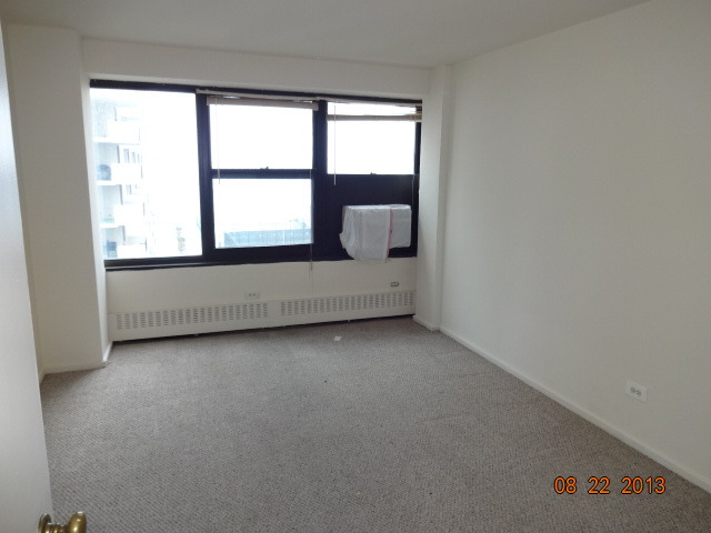 6030 North Sheridan Road, Unit 912 Chicago, IL 60660 - Photo 7 of 7 an empty room with a window