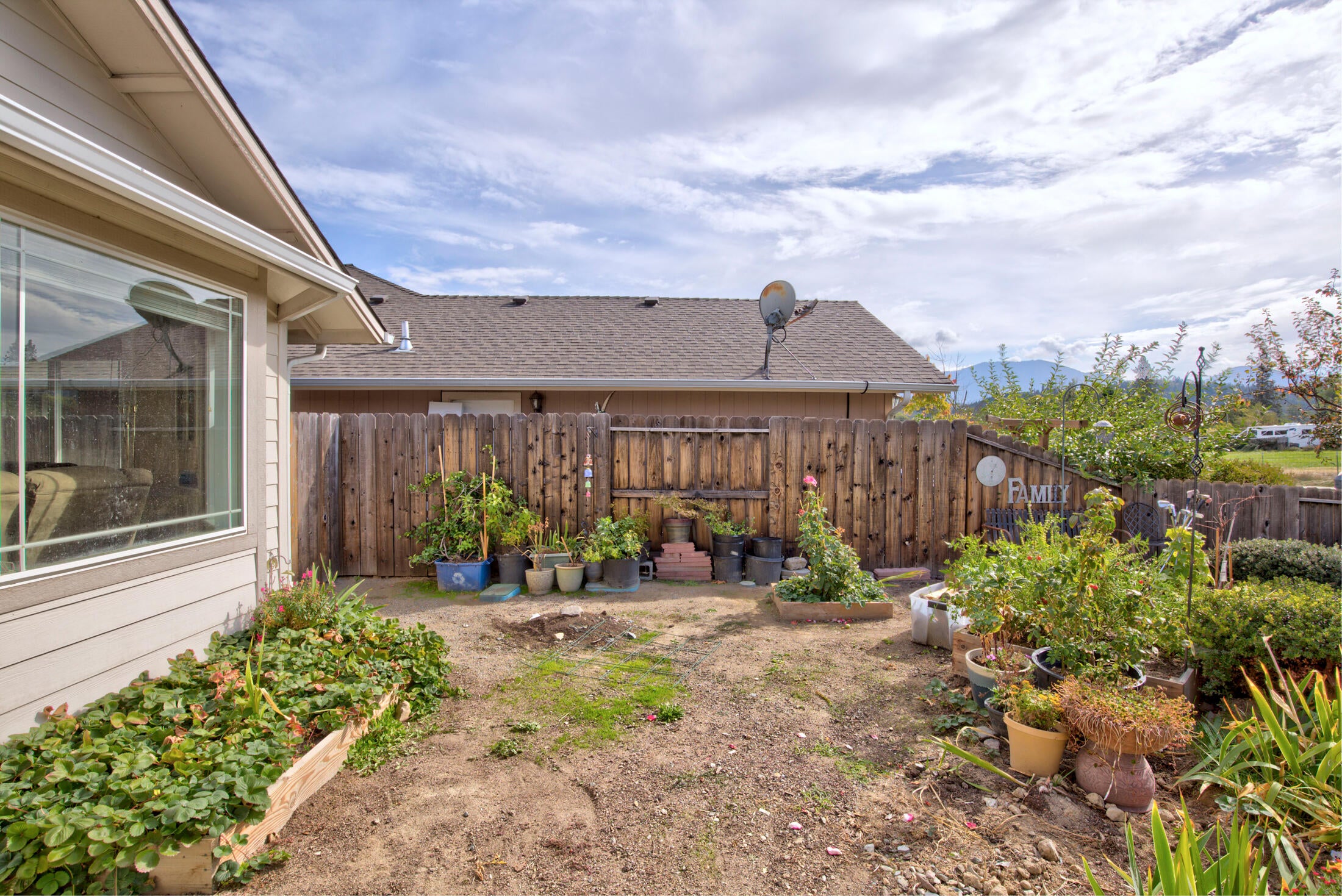 1563 West Harbeck Road Grants Pass, OR 97527 - Photo 28 of 33 harbeck027