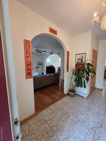 a view of livingroom with furniture and entryway