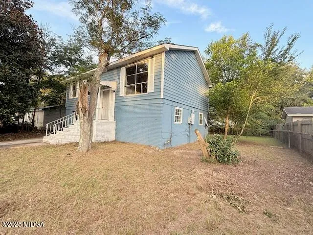 a view of a house with a yard
