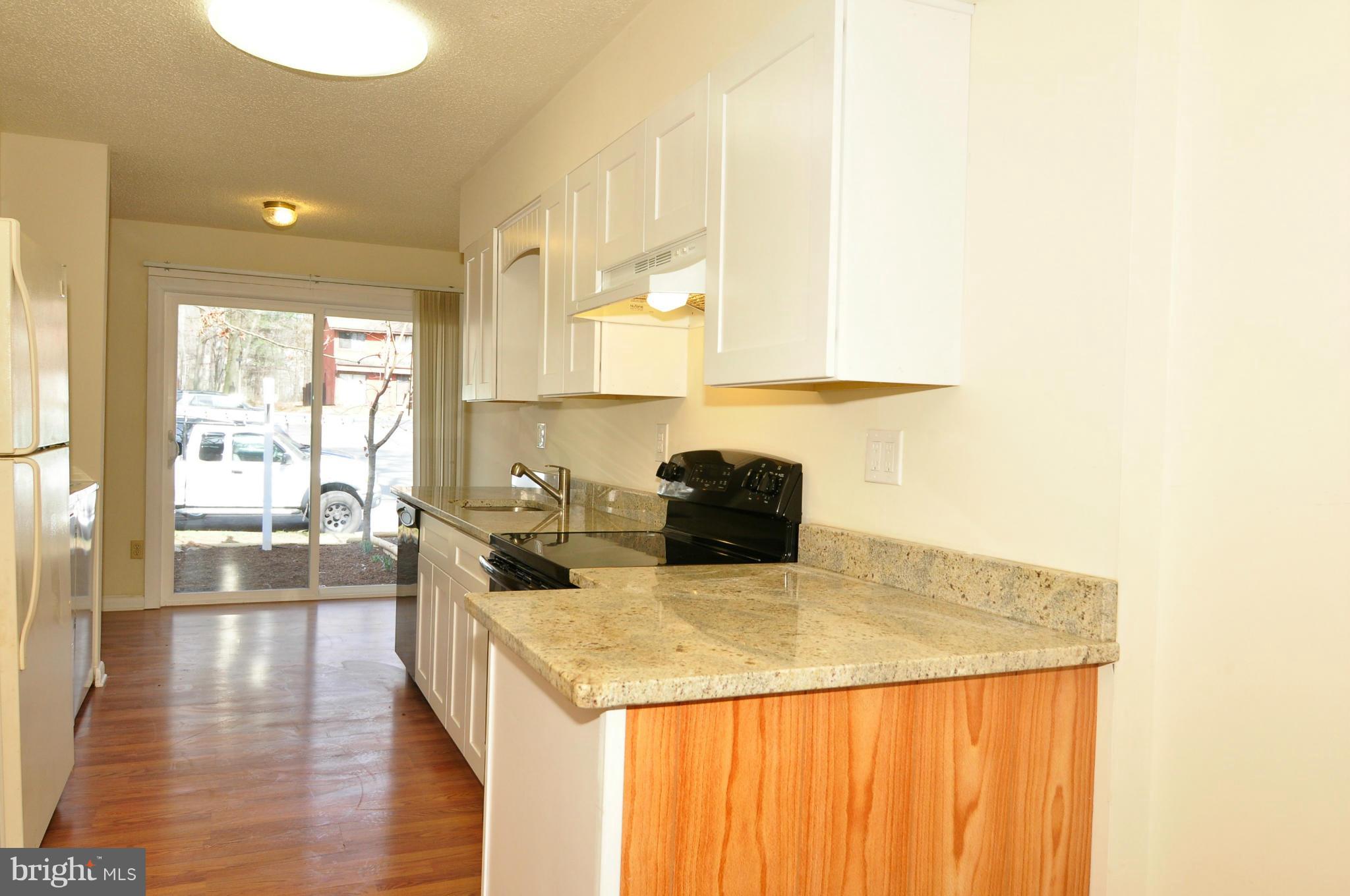 12153 Captiva Court Reston, VA 20191 - Photo 7 of 27 Kitchen