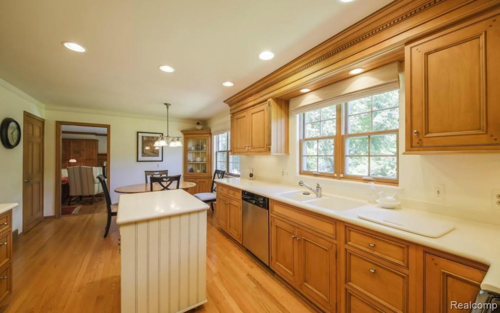 636 Cook Road Grosse Pointe Woods, MI 48236 - Photo 7 of 33