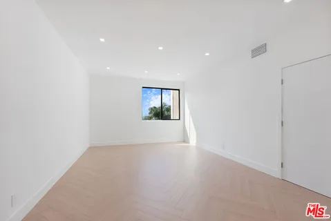 a view of empty room with window