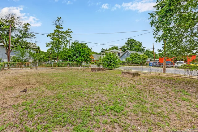a view of yard with green space