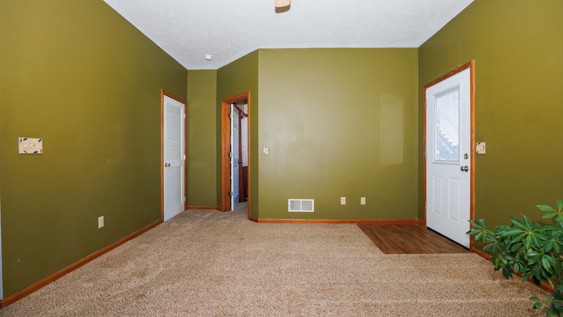 67 Oak Park Road Bloomington, IL 61701 - Photo 23 of 34 a view of a room with potted plants