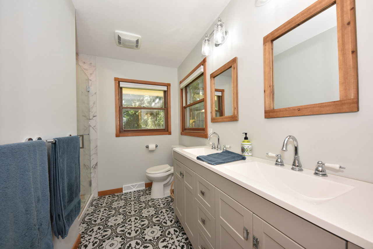 16205 Choctaw Trail Brookfield, WI 53005 - Photo 12 of 29 Primary Bath