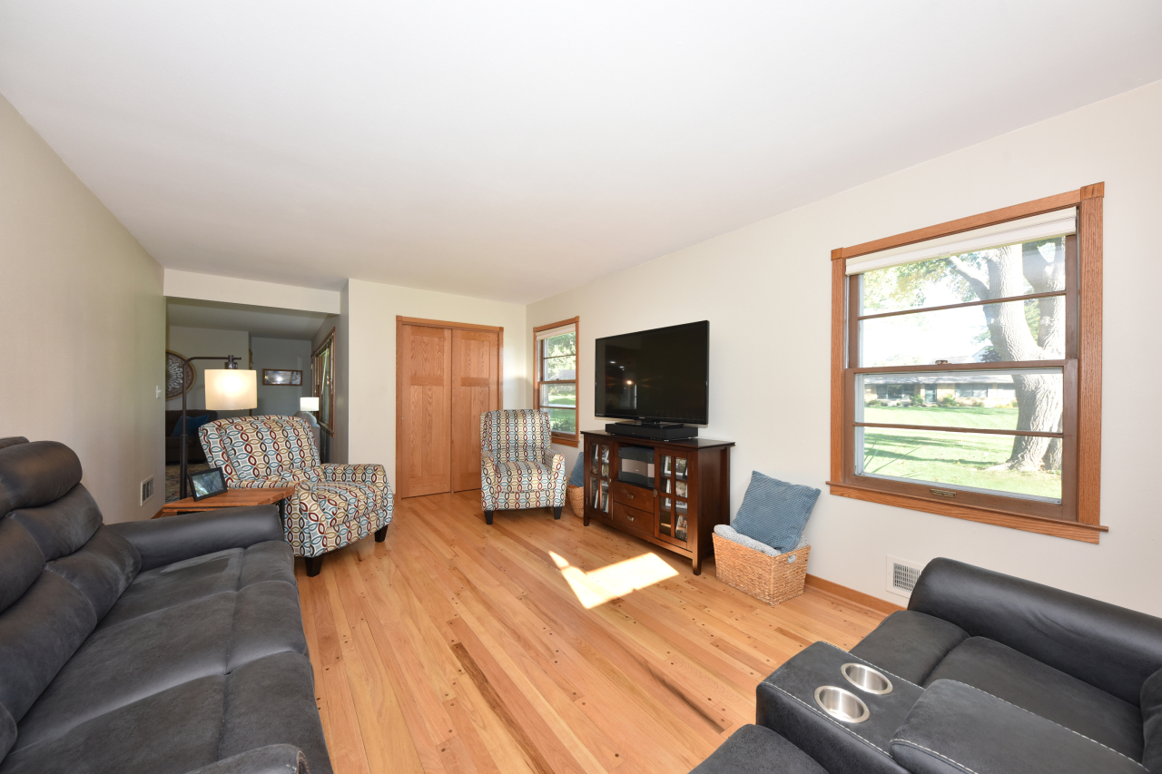 16205 Choctaw Trail Brookfield, WI 53005 - Photo 8 of 29 Family Room