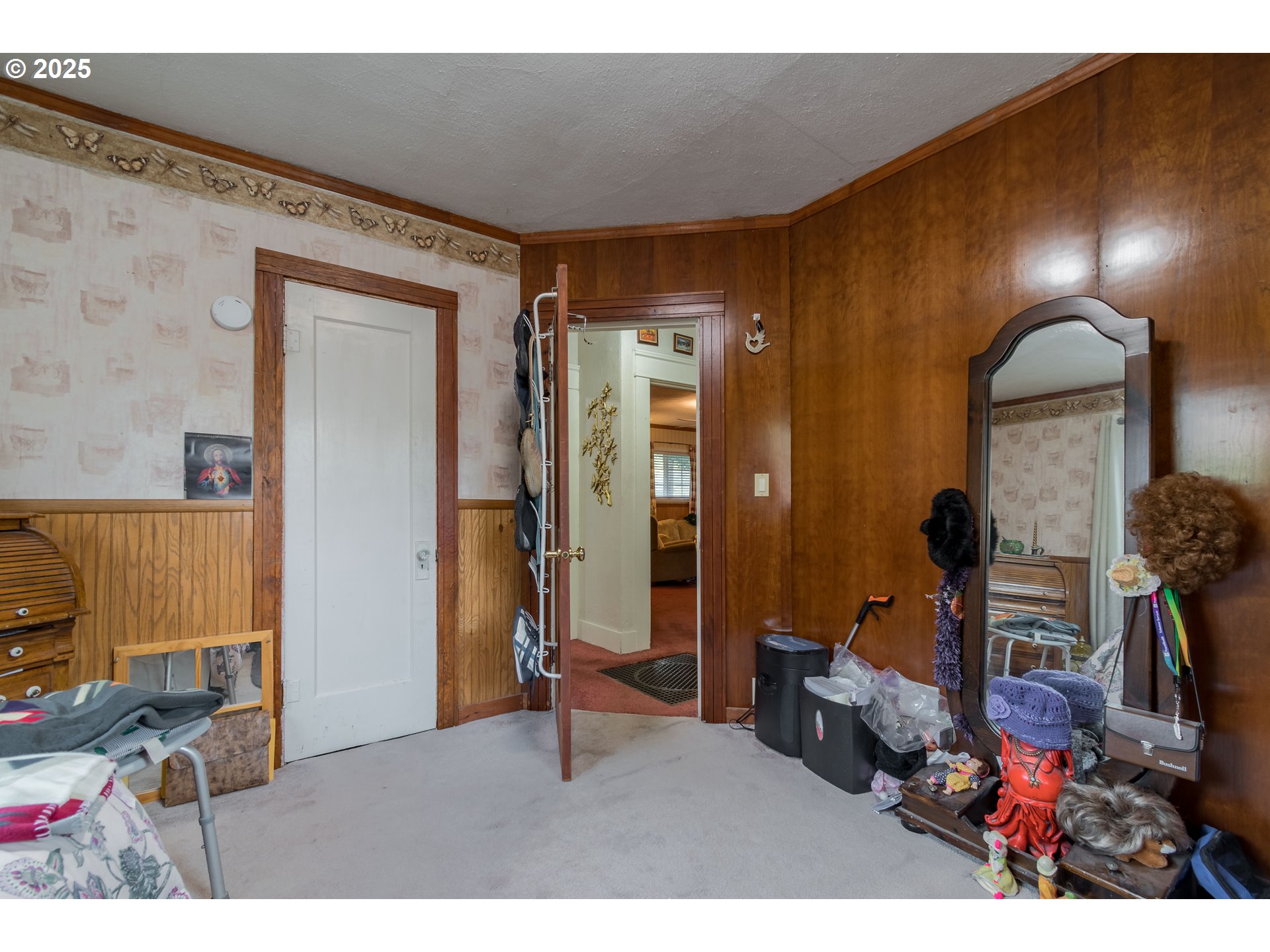 860 Adams Street Eugene, OR 97402 - Photo 20 of 46 a living room with furniture and a mirror