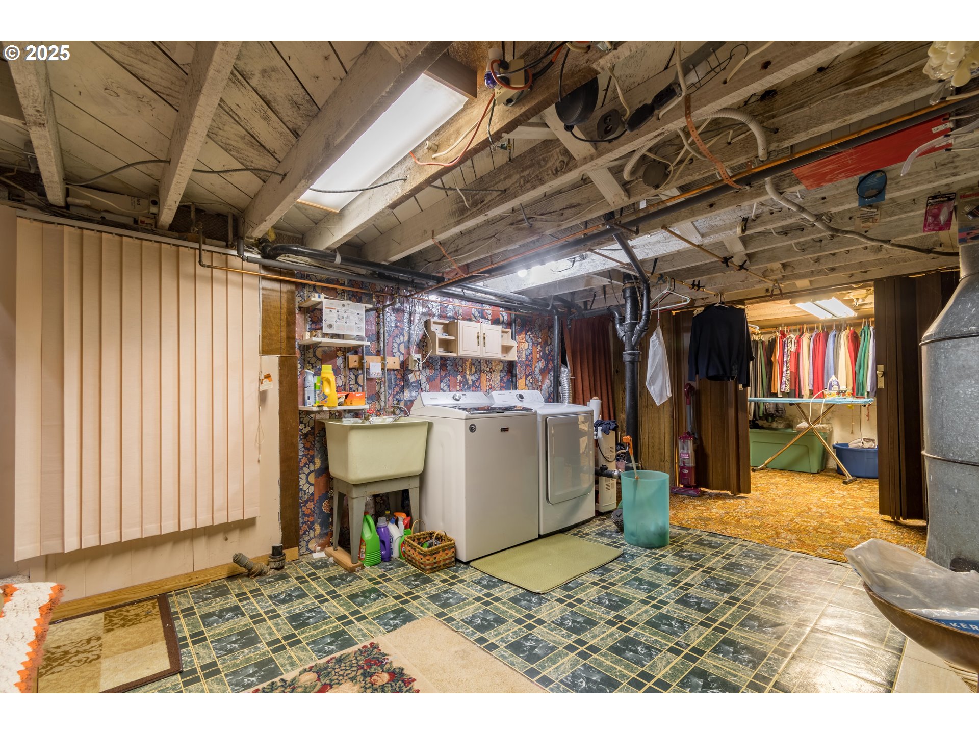 860 Adams Street Eugene, OR 97402 - Photo 25 of 46 a view of a garage