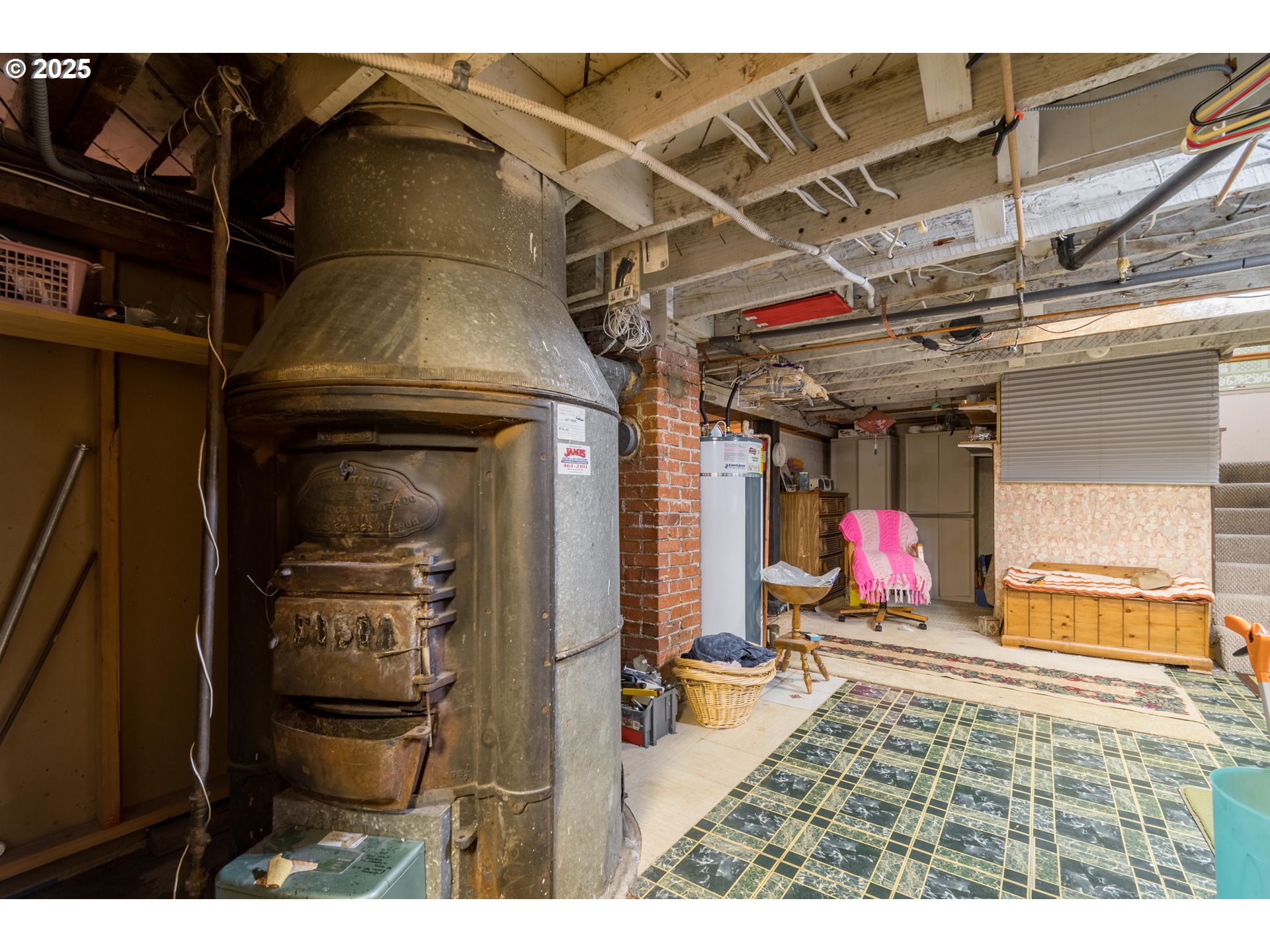 860 Adams Street Eugene, OR 97402 - Photo 28 of 46 a view of a garage