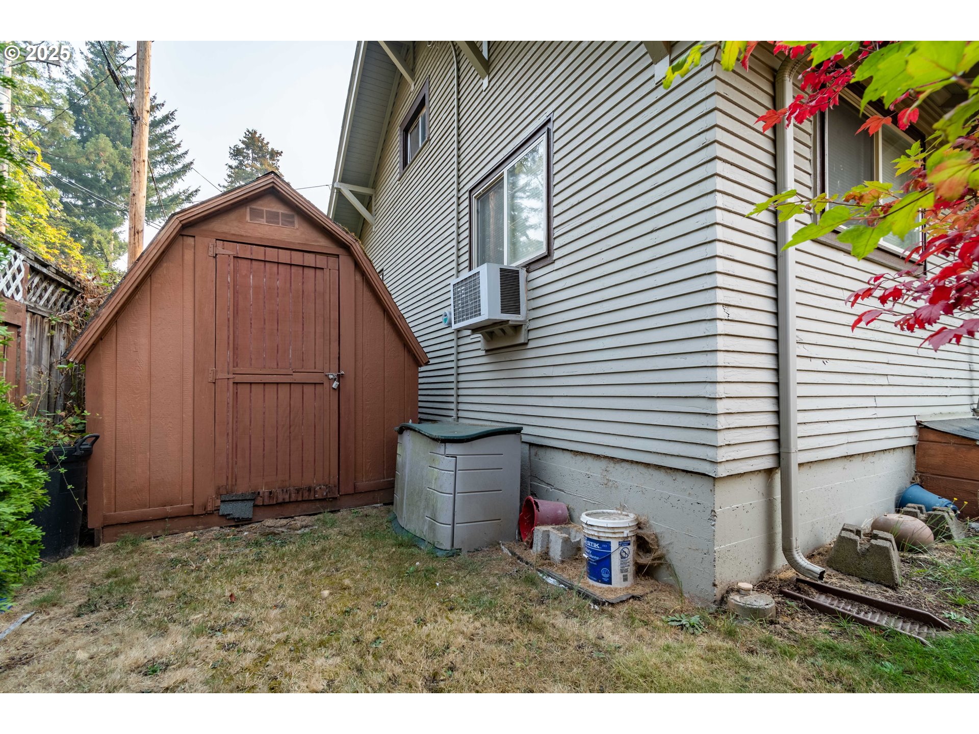 860 Adams Street Eugene, OR 97402 - Photo 36 of 46 a backyard of a house