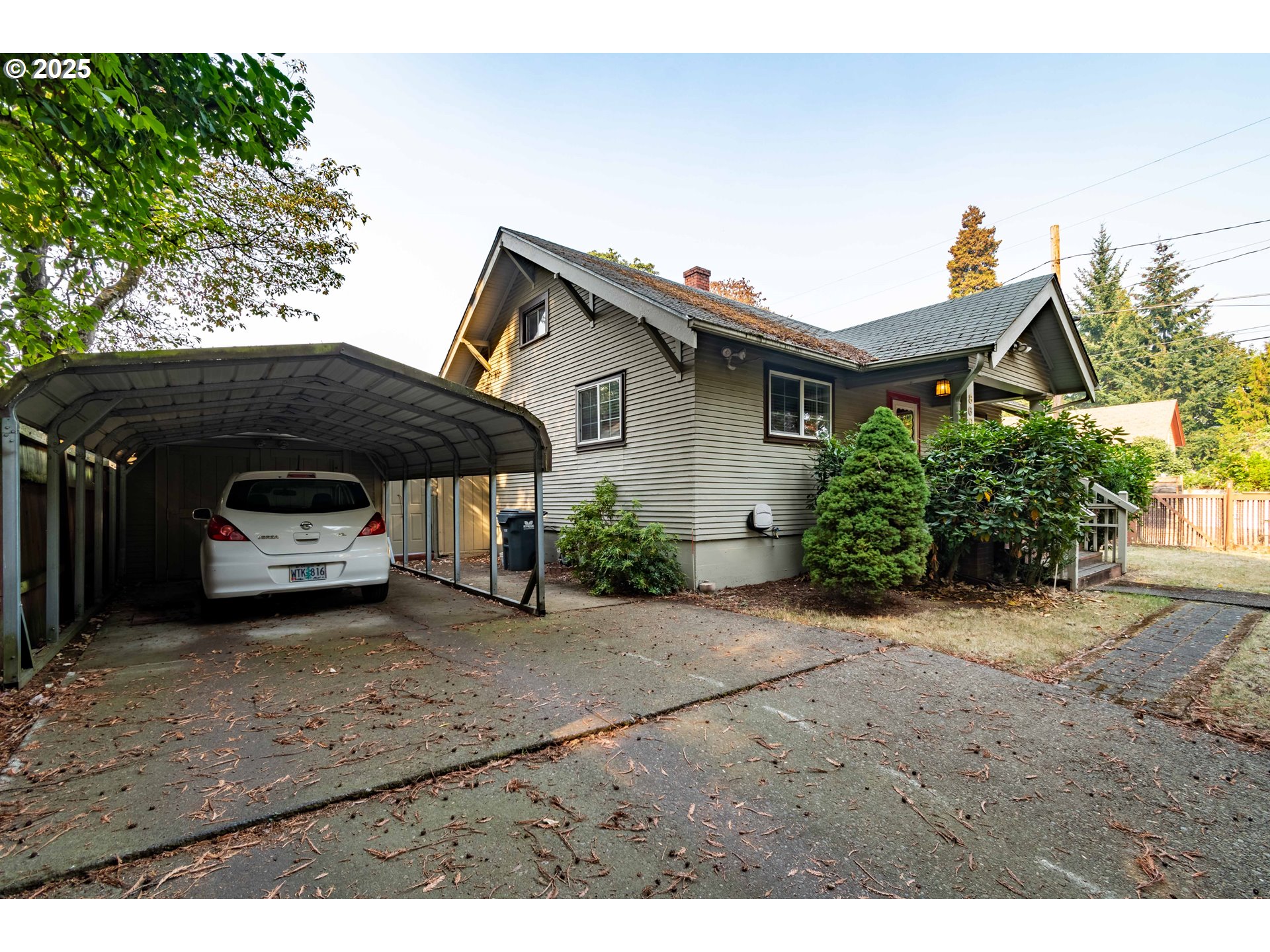 860 Adams Street Eugene, OR 97402 - Photo 46 of 46 a front view of a house with a garden