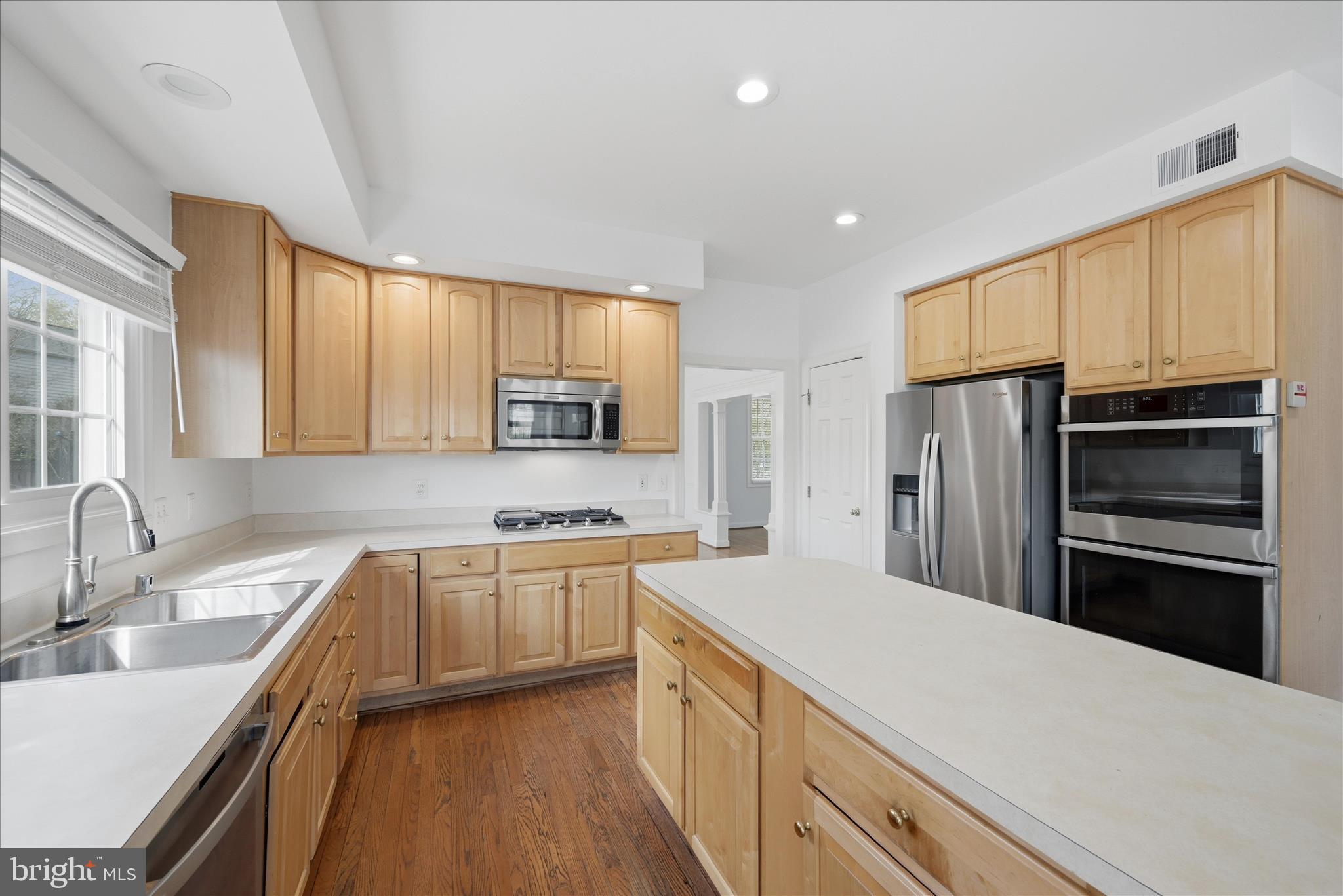 14170 Clubhouse Road Gainesville, VA 20155 - Photo 15 of 91 Center island