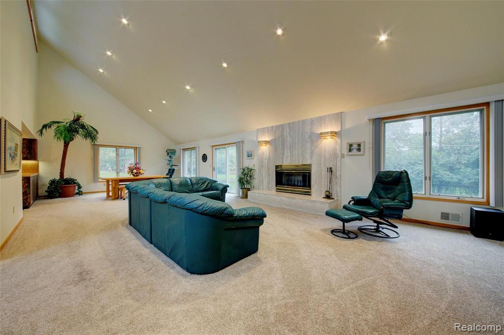 26198 Steele Road Farmington Hills, MI 48331 - Photo 7 of 31
