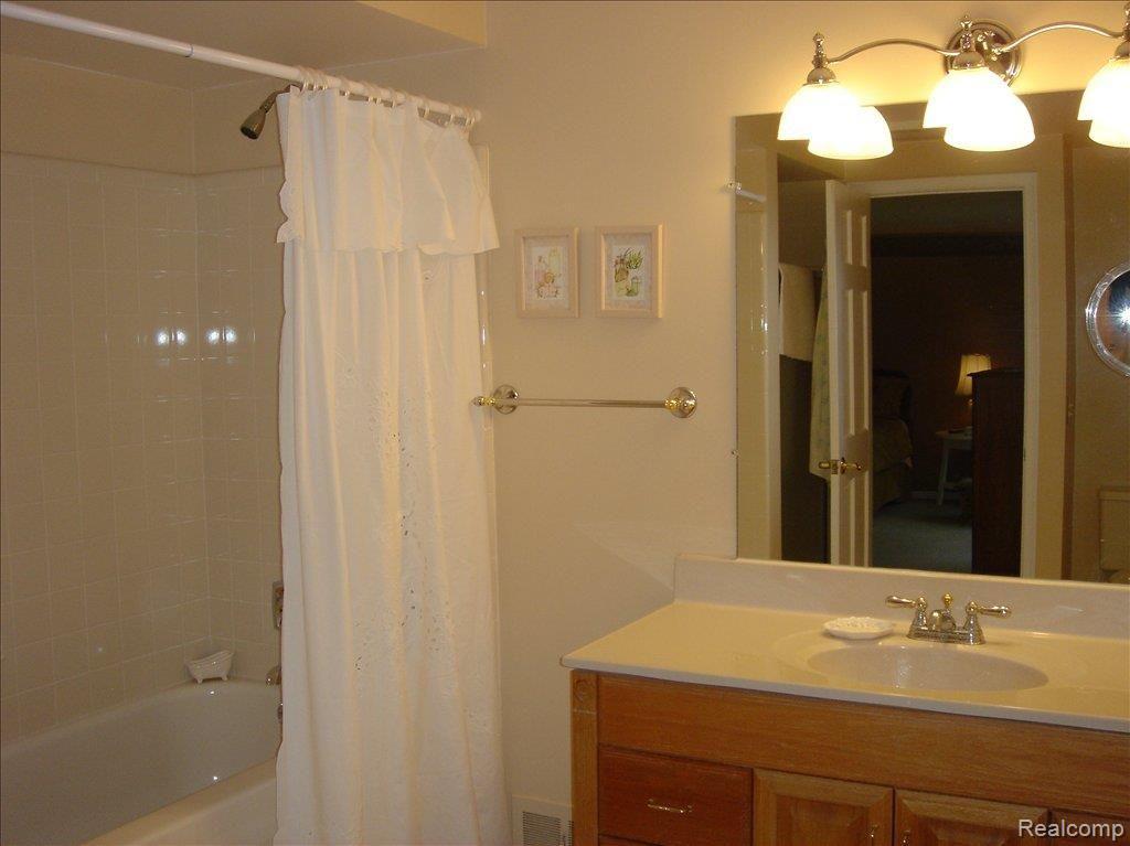 2823 Kilburn Court Rochester, MI 48306 - Photo 6 of 24 ABathrooms5