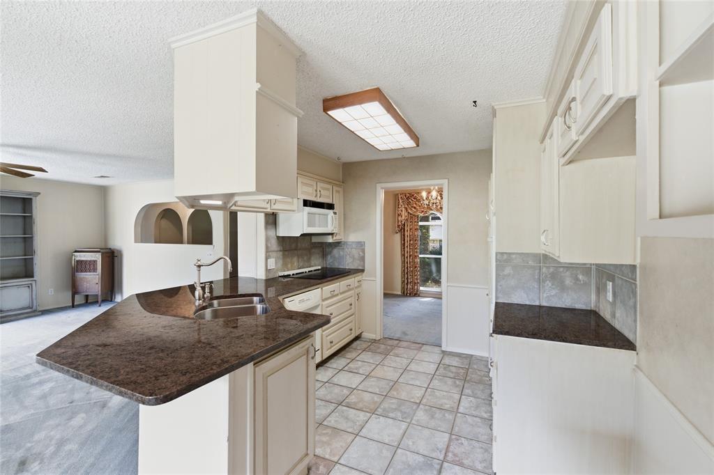 2326 Forest Hills Road Grapevine, TX 76051 - Photo 12 of 37 Kitchen