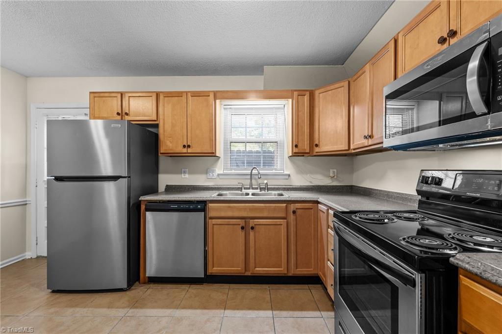 1315 West Meadowview Road, Unit G Greensboro, NC 27403 - Photo 11 of 17 KITCHEN
