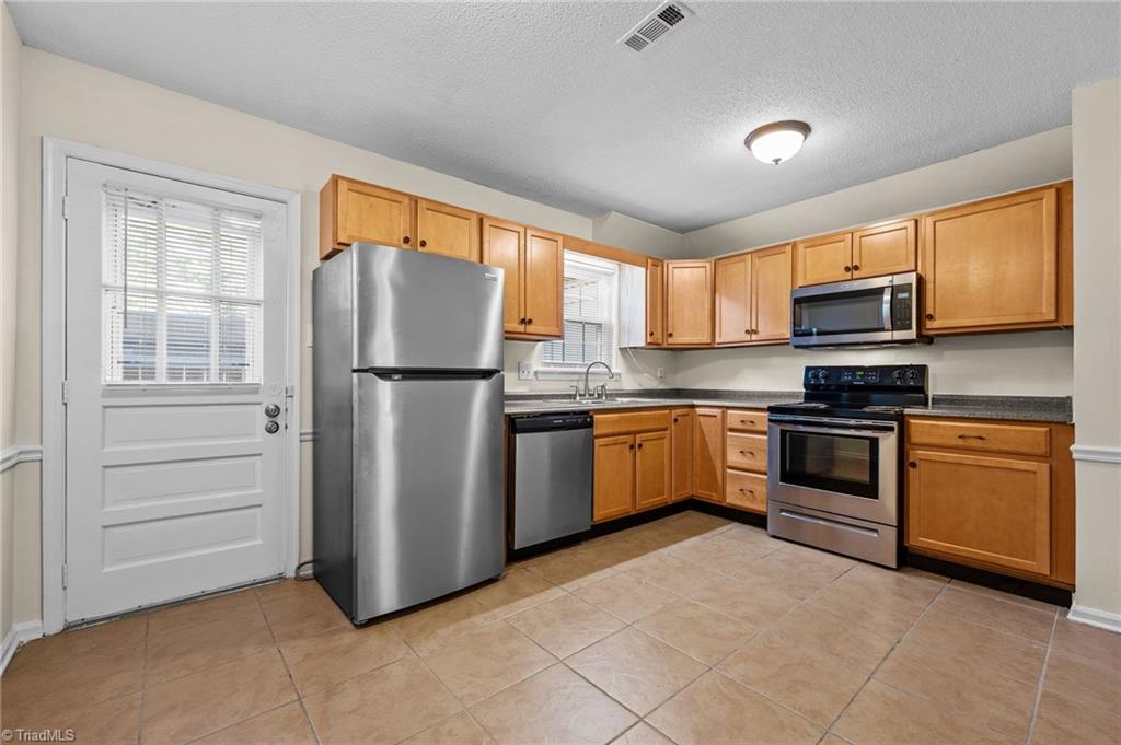 1315 West Meadowview Road, Unit G Greensboro, NC 27403 - Photo 10 of 17 KITCHEN/BREAKFAST