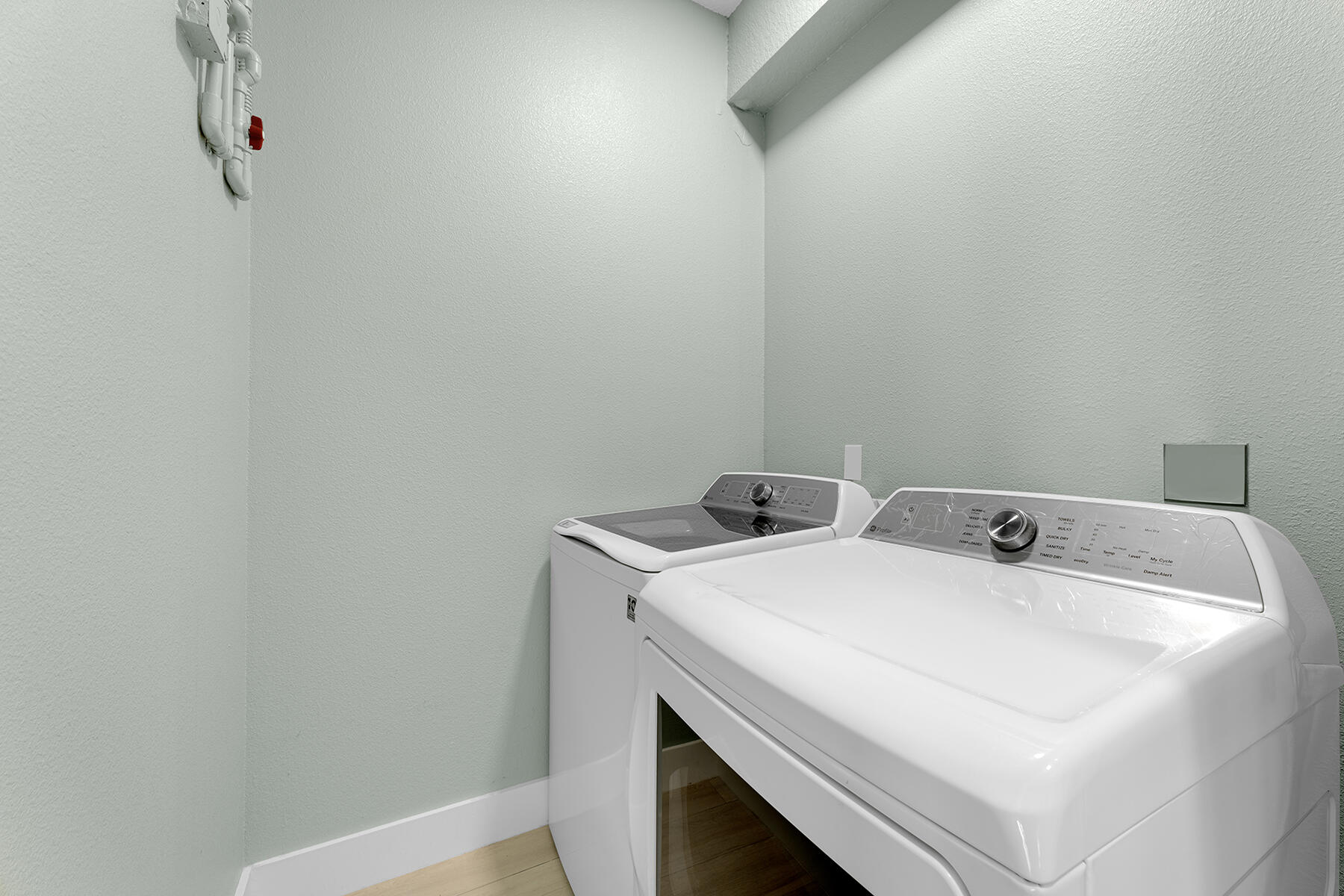 19 North End Road Key Largo, FL 33037 - Photo 28 of 37 Laundry room