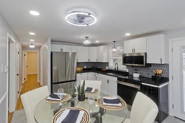 $319,900 | 211 Glenoak Drive, Springfield, MA 01129