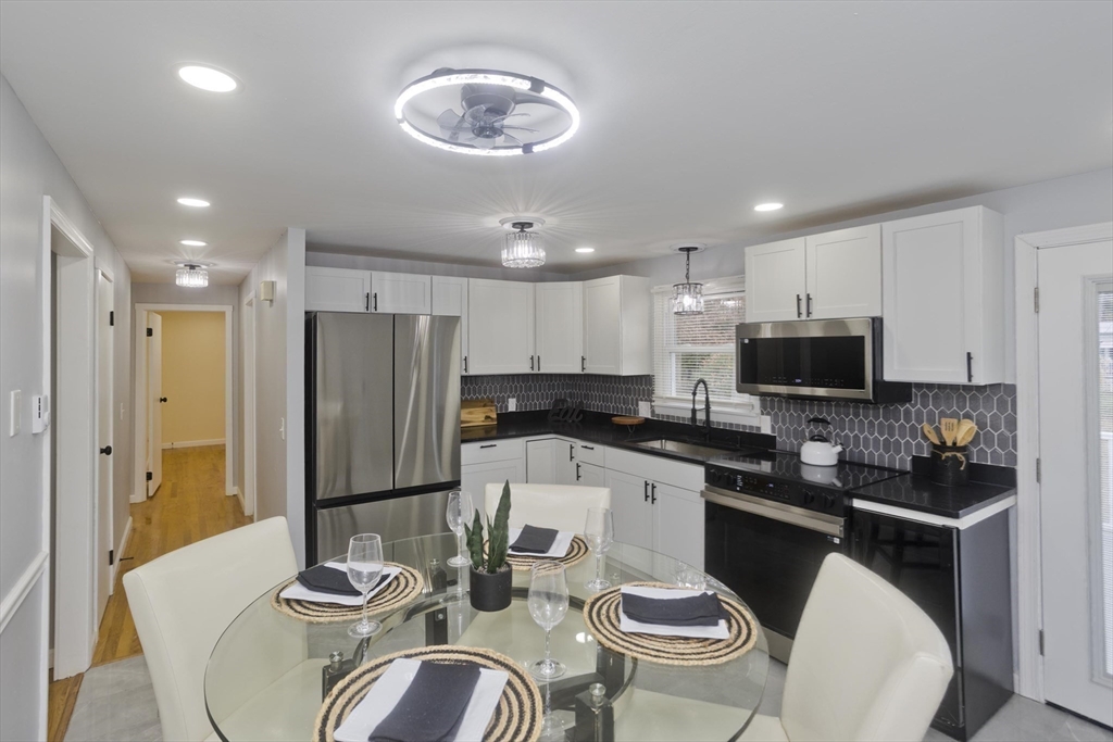 211 Glenoak Drive Springfield, MA 01129 - Photo 11 of 27