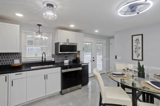 $319,900 | 211 Glenoak Drive, Springfield, MA 01129