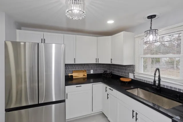 $319,900 | 211 Glenoak Drive, Springfield, MA 01129