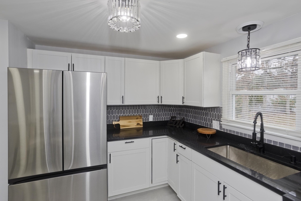 211 Glenoak Drive Springfield, MA 01129 - Photo 13 of 27