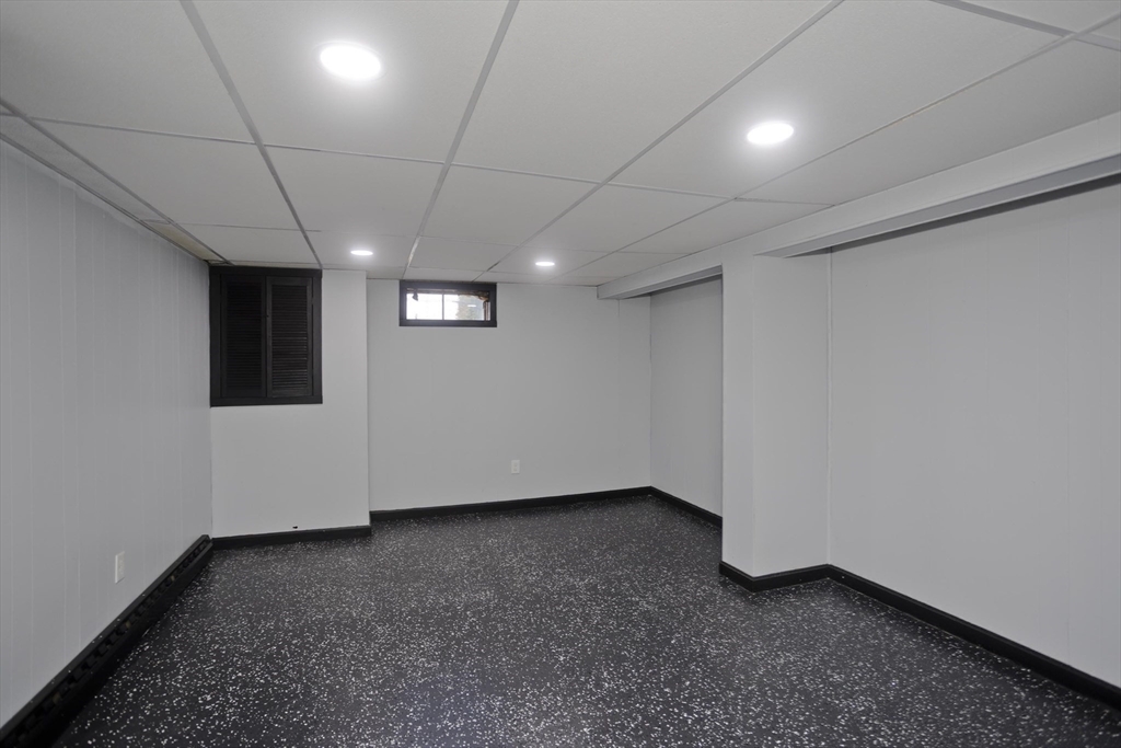 211 Glenoak Drive Springfield, MA 01129 - Photo 24 of 27