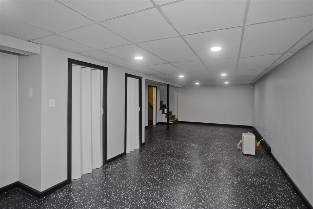 211 Glenoak Drive Springfield, MA 01129 - Photo 26 of 27