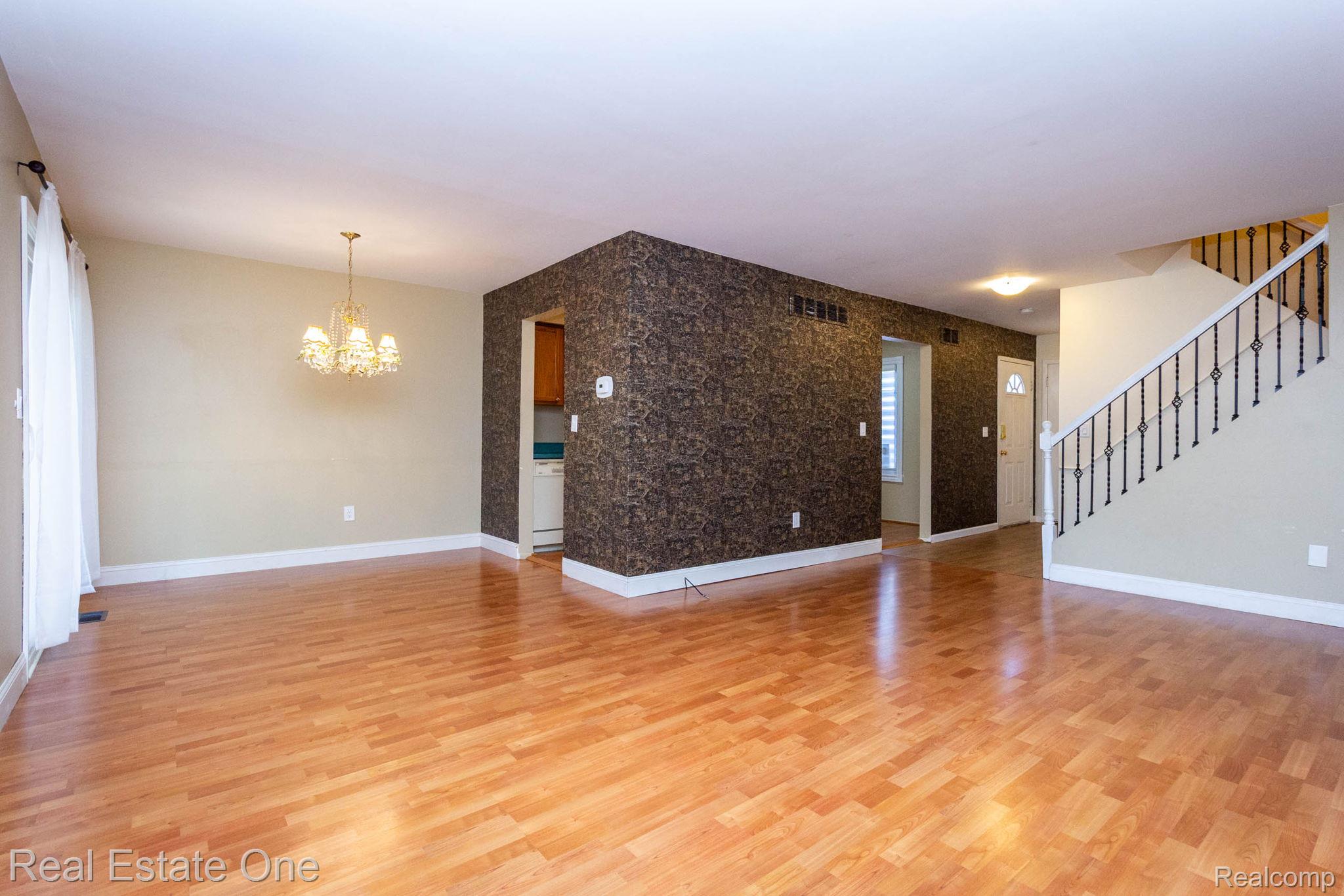 111 Manor Way Rochester, MI 48309 - Photo 8 of 36 interior (4).jpg