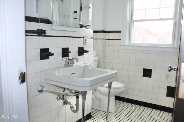 $2,800 | 647 New Scotland Avenue, Albany, NY 12208