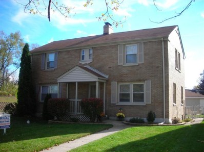 324 Beacon Place Munster, IN 46321 - Photo 2 of 10 a front view of a house with a yard