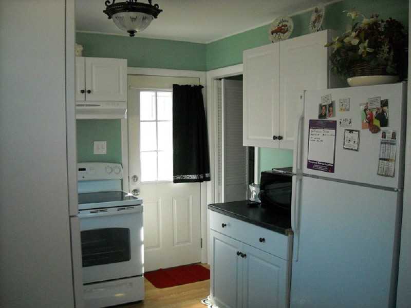 19 Ludlow Road Middletown, RI 02842 - Photo 16 of 23 Kitchen.