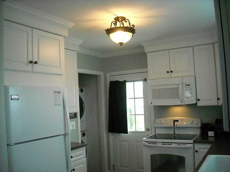 19 Ludlow Road Middletown, RI 02842 - Photo 5 of 23 Kitchen.