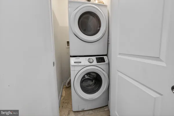 a close up view of a washer and dryer