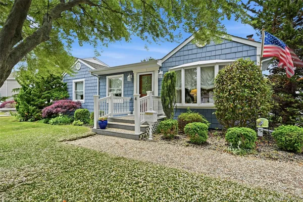 $749,000 | 4 Bacon Lane, Babylon, NY 11702