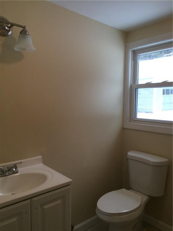 9 Burgess Farm Road Freeport, ME 04032 - Photo 9 of 20 First floor bedroom suite bathroom.