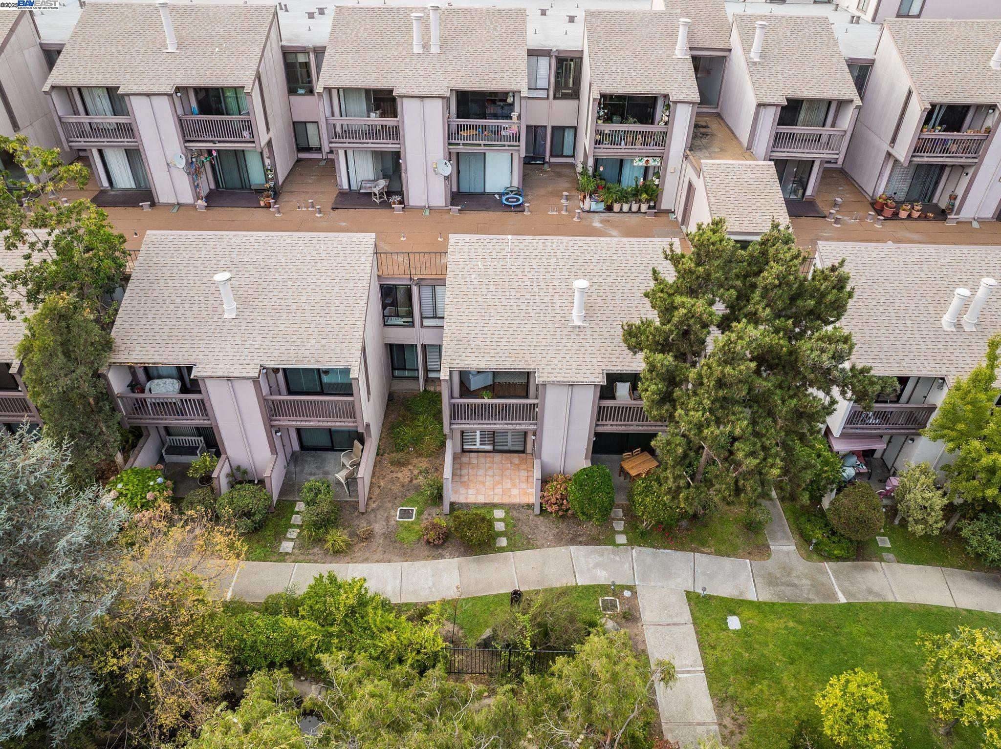 2101 Shore Line Drive, Unit 233 Alameda, CA 94501 - Photo 47 of 47 an aerial view of multiple houses with yard