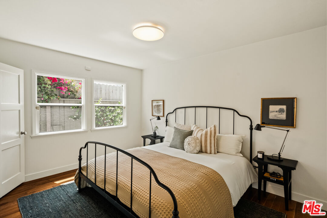 7406 Earldom Avenue Playa del Rey, CA 90293 - Photo 28 of 61 a bedroom with a bed and a window