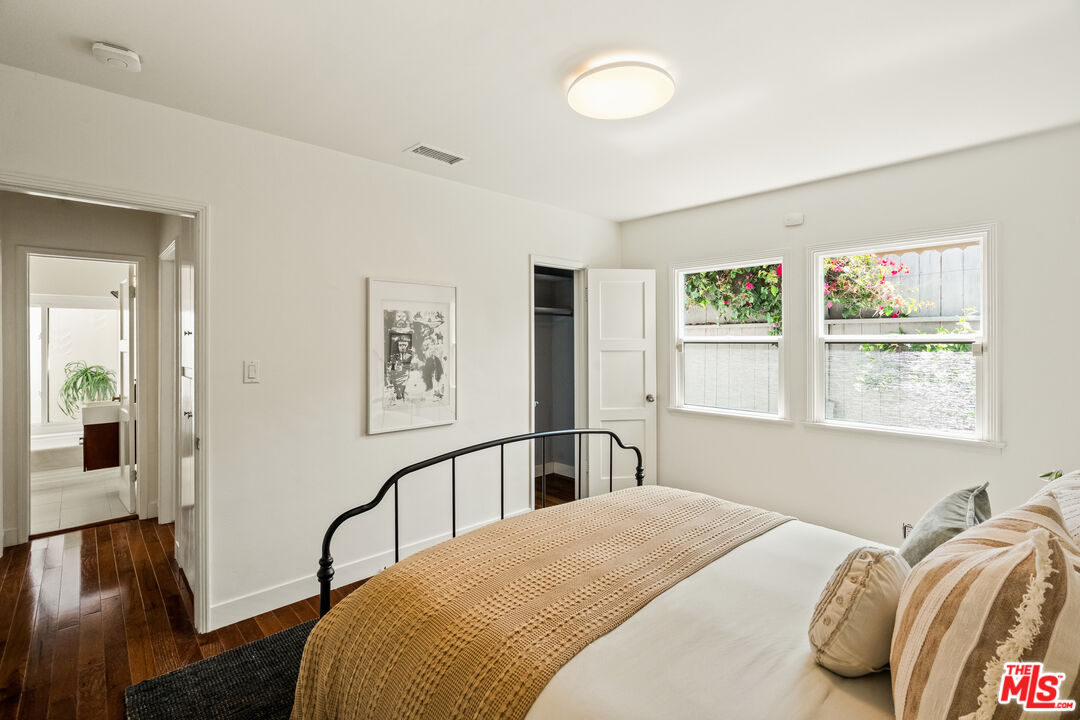 7406 Earldom Avenue Playa del Rey, CA 90293 - Photo 30 of 61 a bedroom with a bed and a window