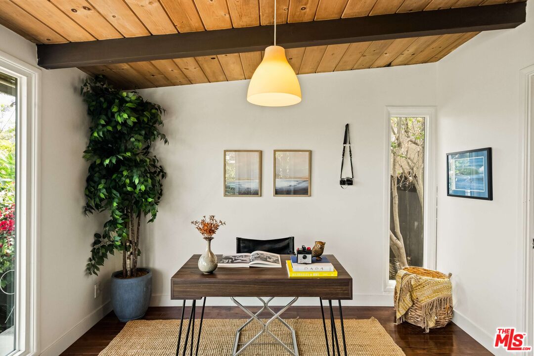 7406 Earldom Avenue Playa del Rey, CA 90293 - Photo 37 of 61 a workspace with furniture and window
